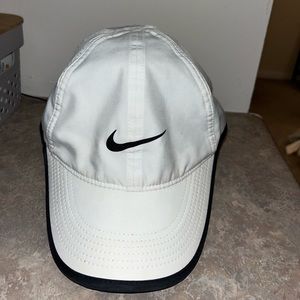 NIKE Unisex AeroBill Featherlight Tennis cap, OSFA, white and black